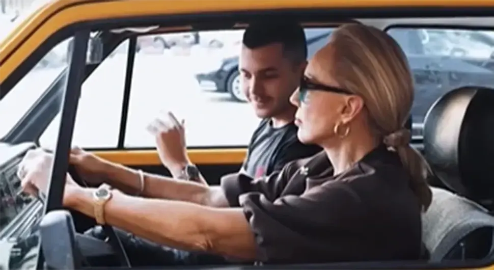 Лепа Брена прије концерта сјела за волан: ''Опет ја и мој голф кец''