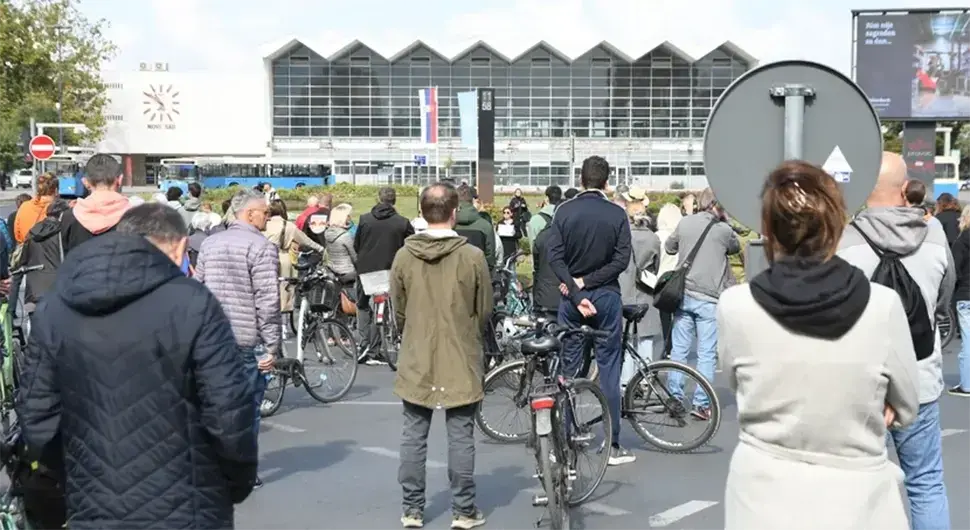 Хиљаде грађана у Новом Саду: Пале свијеће и полажу цвијеће