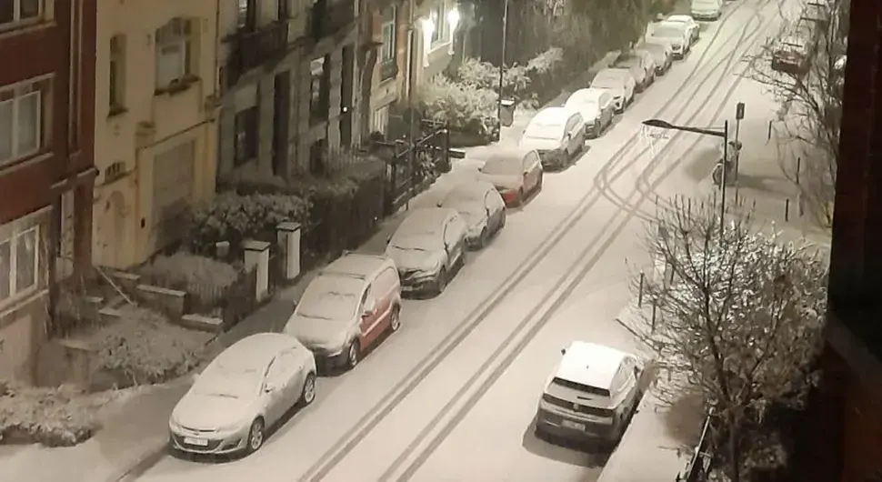 Ову европску земљу је јутрос изненадио сњежни покривач: Створила се гужва од 500 km