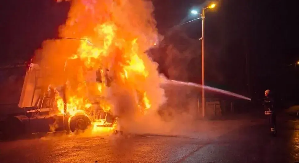 Изгорио камион код Тузле
