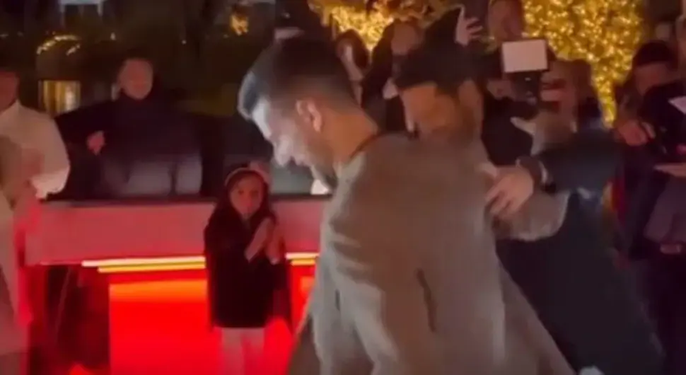 Ђоковић заиграо сиртаки са славним грчким пјевачем