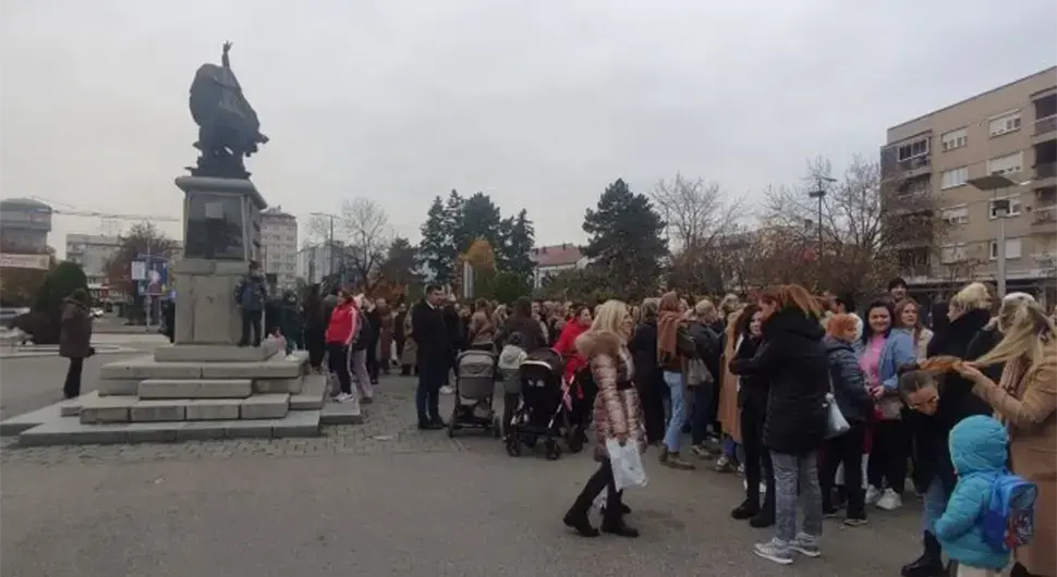 Протест родитеља чија дјеца бораве у вртићу "Чика Јова Змај" у Бијељини