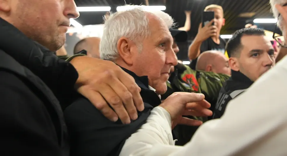 Жељко Обрадовић дочекан на аеродрому од стране навијача Партизана