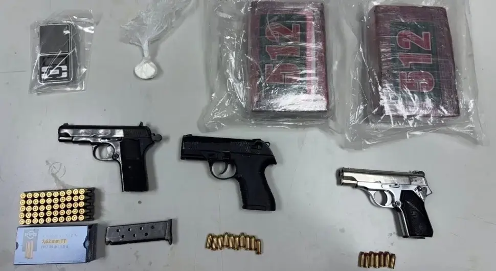 Одузет кокаин и пиштољи