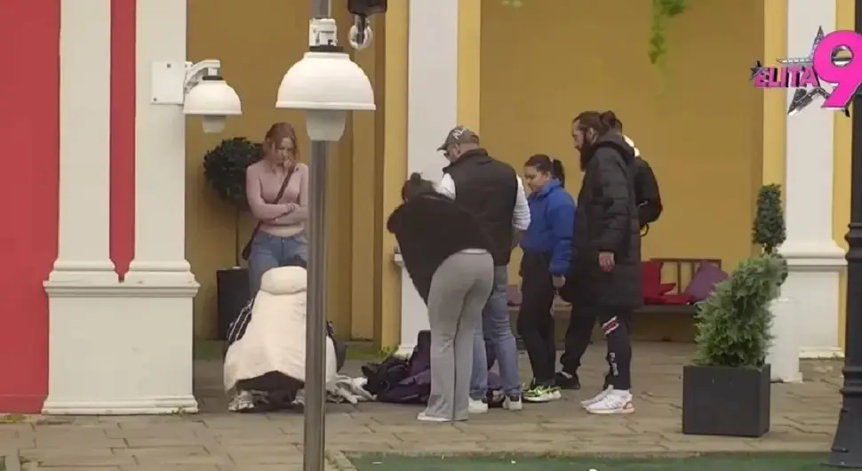 Маја Маринковић лежи непомично на поду, озбиљно се повриједила