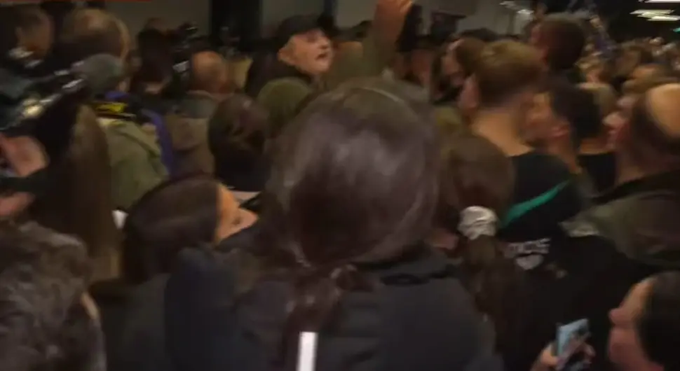 Хаос у Београду! Обезбјеђење направило пролаз за путнике из Атине