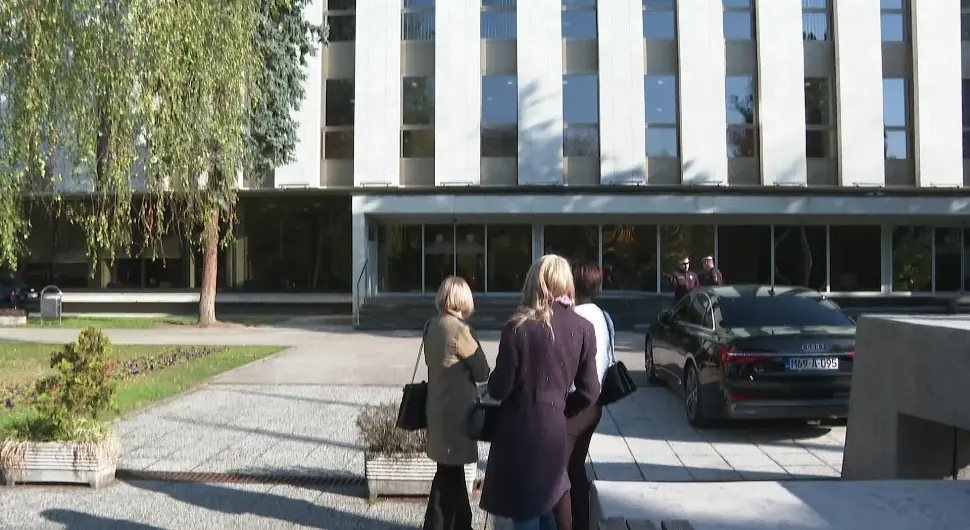 Родитељи-његоватељи се окупили испред НСРС