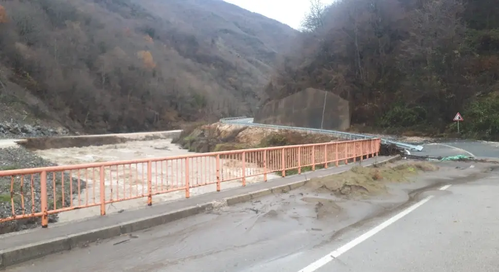 Водена бујица однијела пут код Коњица, мјештани огорчени због изостанка заштитних радова