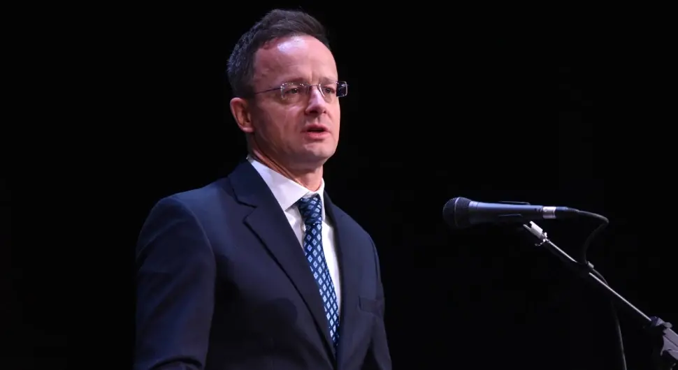 Сијарто: Европски лидери се претварају да Украјина брани Европу, што није случај