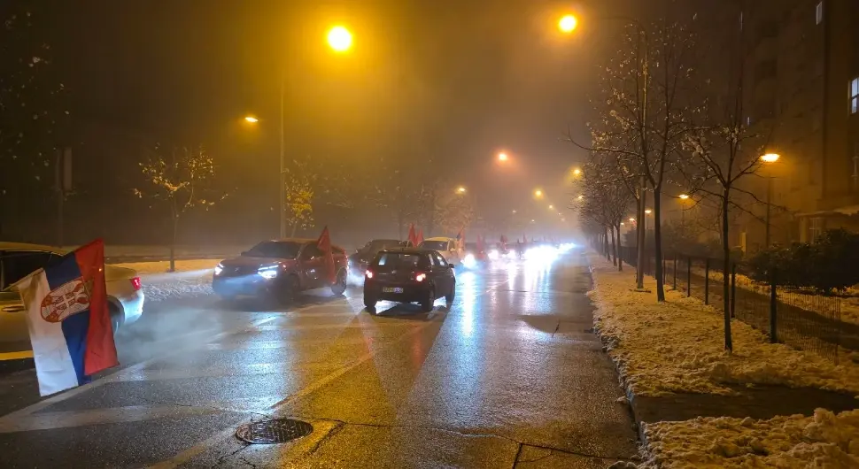 Славље на улицама Бањалуке: Тробојке и сирене