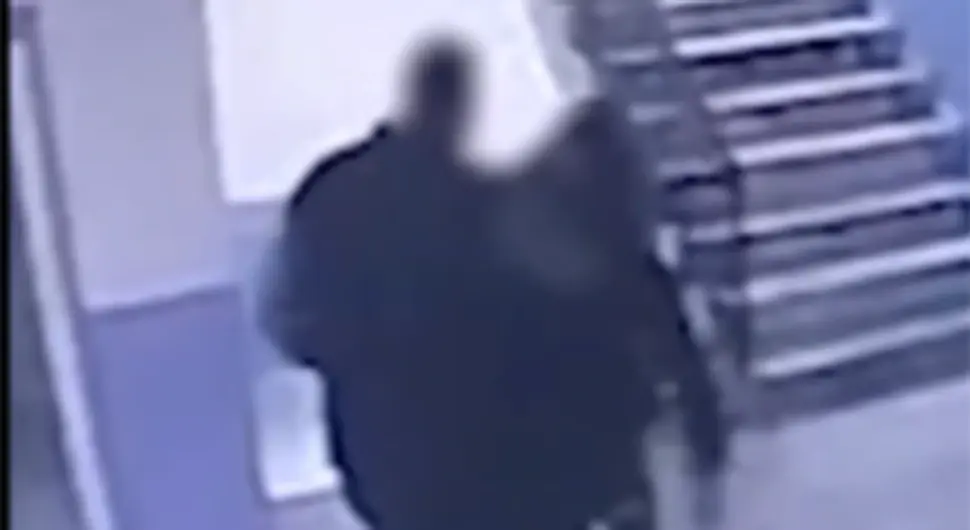 Директор гурнуо дијете низ степенице