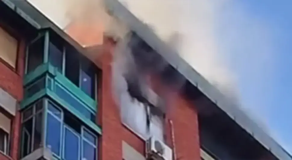 Пожар у згради у Ваљеву, шири се густи дим