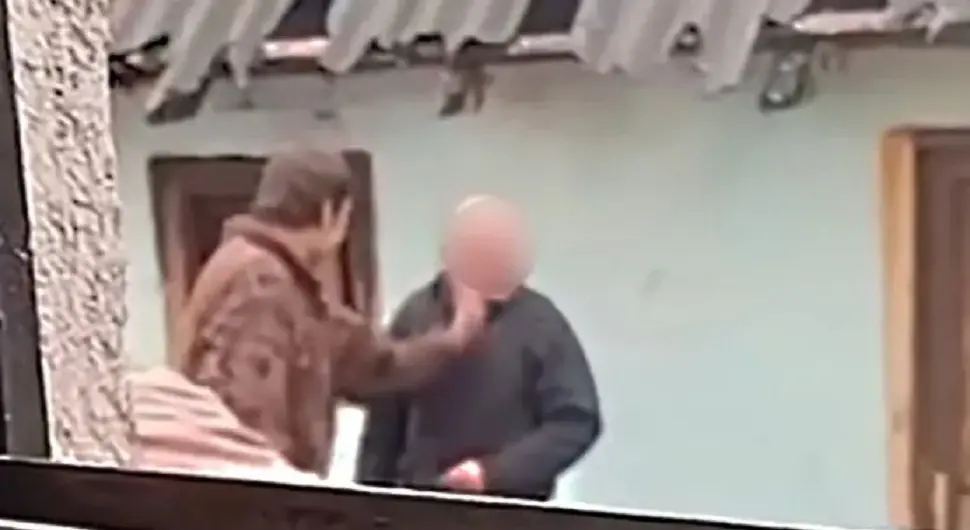 Узнемирујући снимак: Син шамара оца, а мајка "навија"