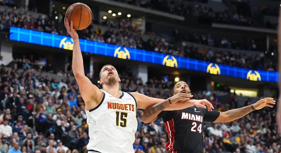 Кошаркаш Денвера Никола Јокић на мечу против Мајами хита полаже лопту