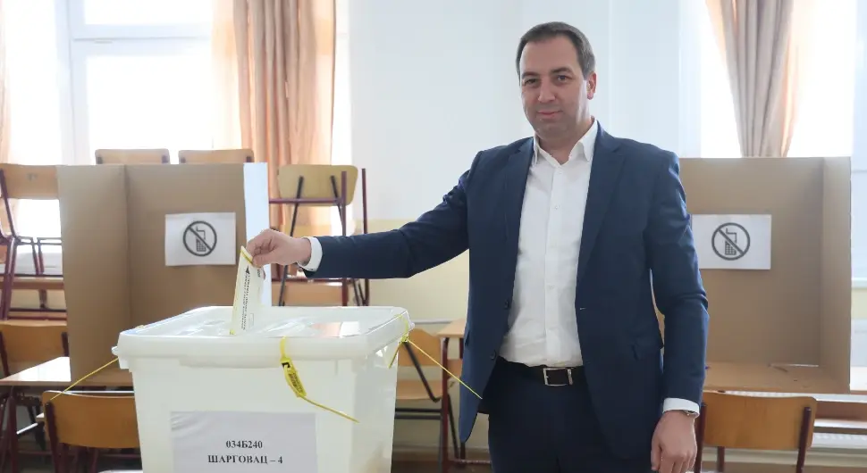 Селак извршио грађанску дужност: Очекујем миран и демократски изборни процес