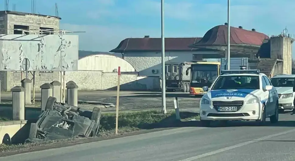 Тешка саобраћајка у Омарској: Ауто завршио на крову у каналу