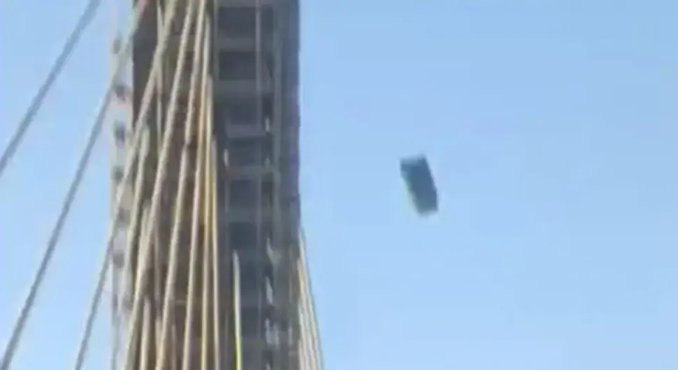 Покретни тоалет пао на мост у Севиљи