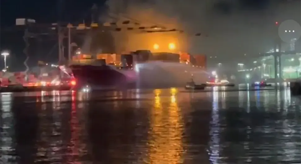 Експлозија од‌јекнула у Лос Анђелесу: Горио брод са опасним материјама