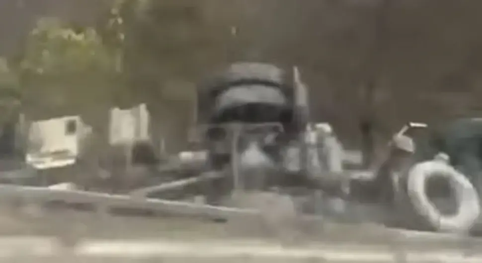 Камион се преврнуо и слетио са пута