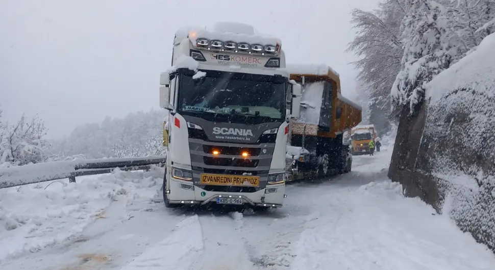Тотално обустављен саобраћај: Попријечила се се три дампера