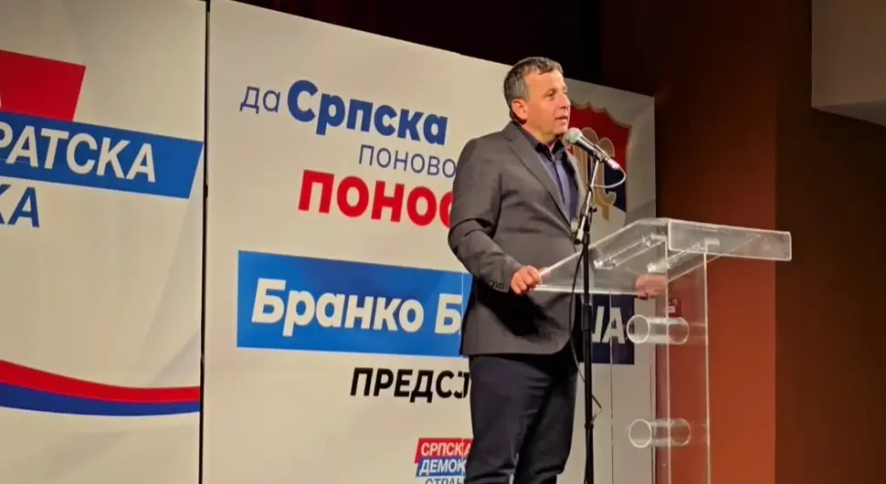 На трибини СДС-а добацивали Небојши Вукановићу: "Пијанији си више од мене, Вукане"