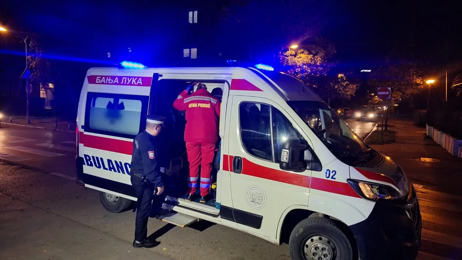 Возило Хитне помоћи одвози осумњиченог за превару