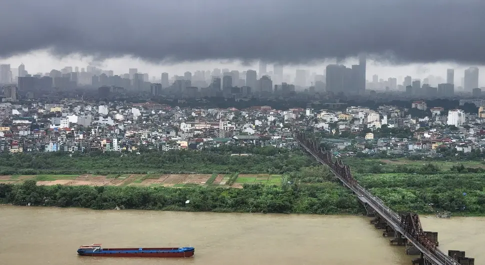 Тајфун погодио Вијетнам, стотине градова у опасности од поплава
