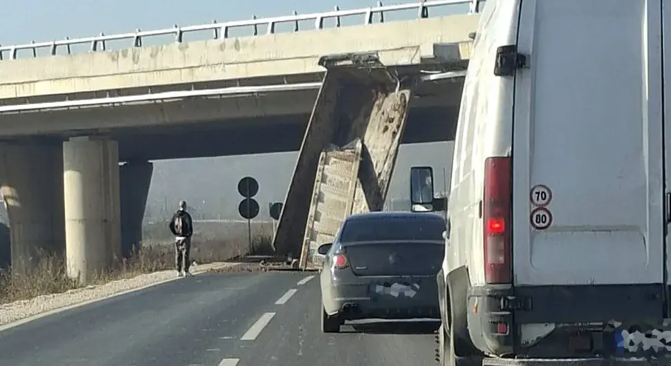 Ударио у надвожњак ауто-пута 9. јануар