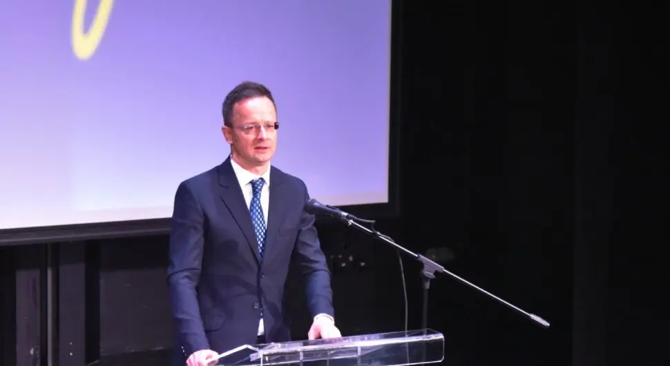 Сијарто: Кијев наставља да крши људска права Украјинаца