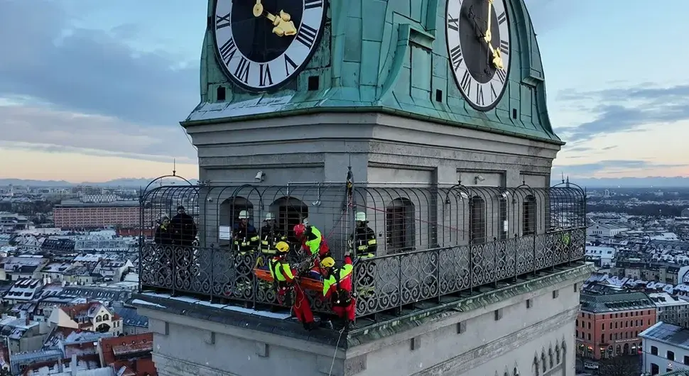 Жена се заглавила на црквеном торњу у Минхену, спашавали је зиплајном