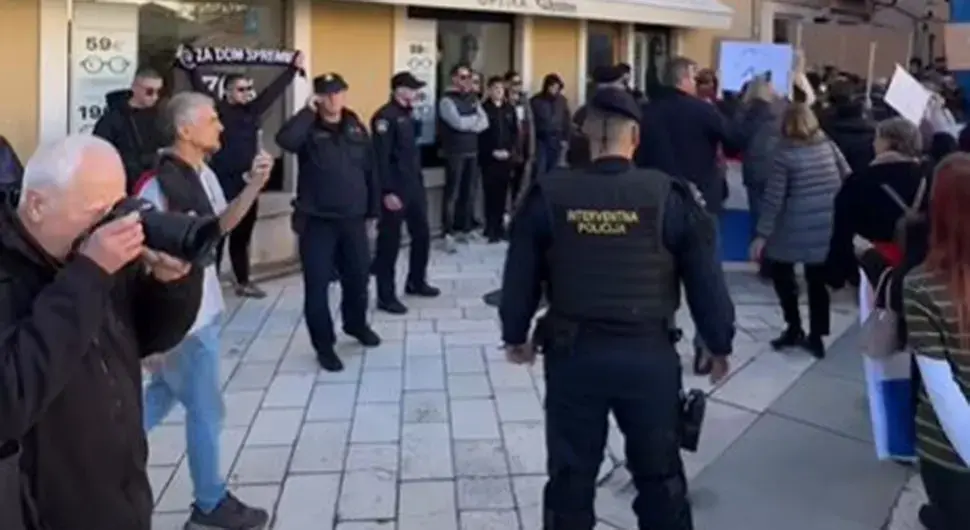 Инциденти на маршевима против фашизма у Хрватској - поново мушкарци у црном