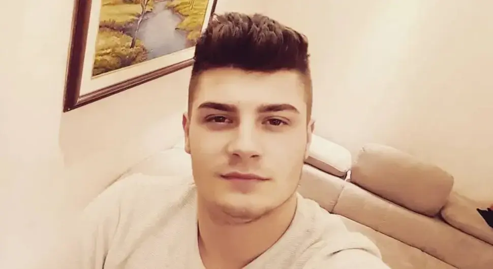 Грађани се опраштају од младог полицајца Кенана Дједовића (27) који је пронађен мртав у ауту