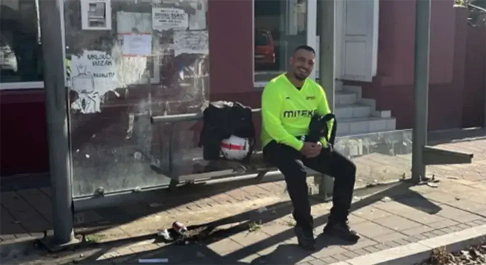 Дарко Лазић чека превоз: '' Прешао сам на аутобусе''