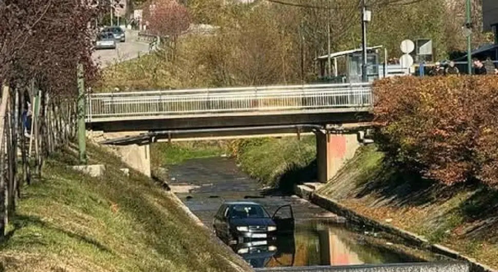 Шкода након судара завршила у кориту ријеке