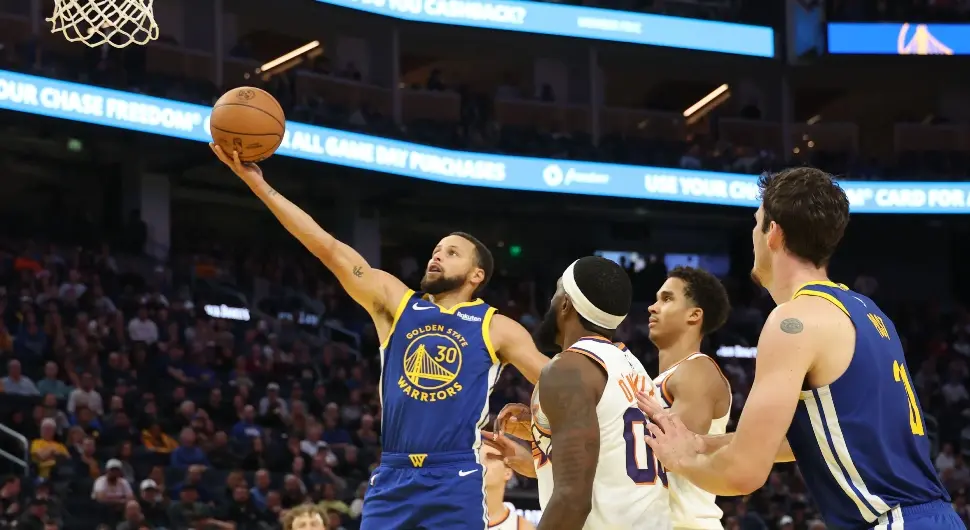 Кари предводио Вориорсе до побједе против Финикса