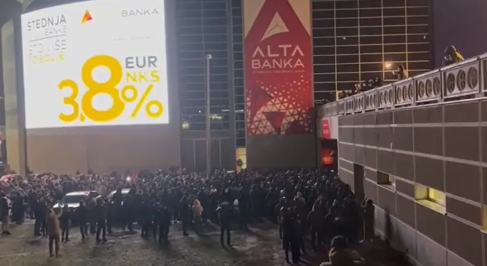 Невјероватне сцене испред Арене: Навијачи дошли на тренинг Партизана, скандирају Жељково име