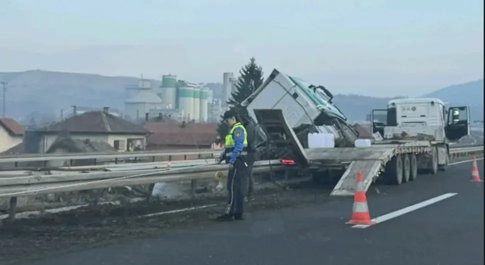 Хаос на аутопуту у БиХ: Камион пао с приколице на друго возило