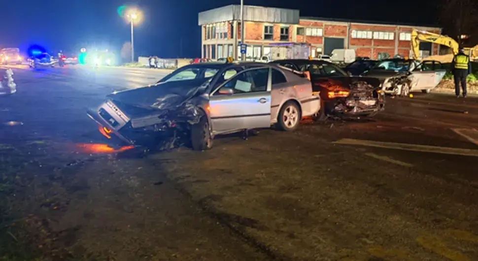 Тежак судар три возила код Приједора: Четири особе повријеђене