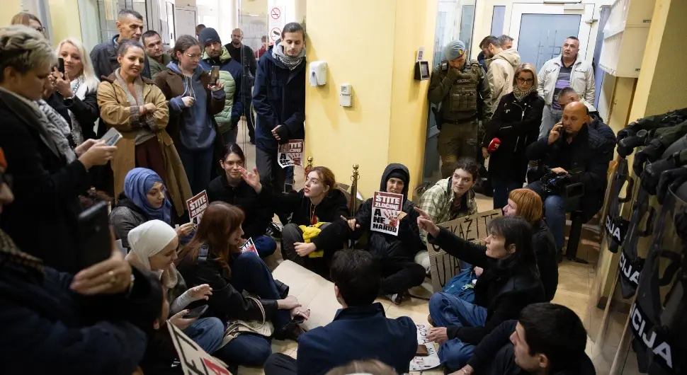 Нови скандал у Сарајеву: Сада им сметају израелски клубови, "грађани" покушали упасти на сједницу Владе