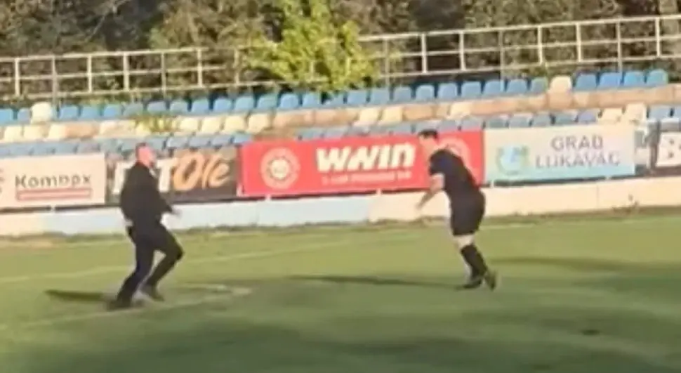 Скандал у БиХ: Погледајте како судија бјежи пред бијесним навијачима