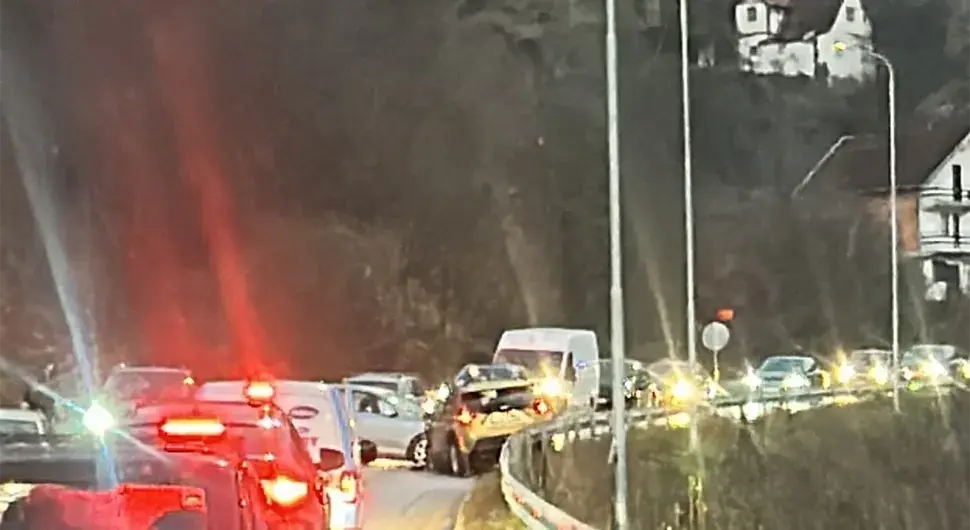 Директан судар два аутомобила, отежан саобраћај