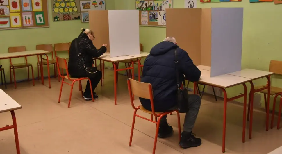 Отворена бирачка мјеста у Српској: Почело гласање