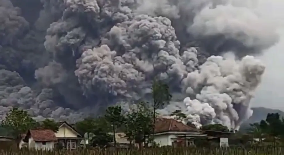 Еруптирао вулкан Семеру, ниво узбуне подигнут на највиши