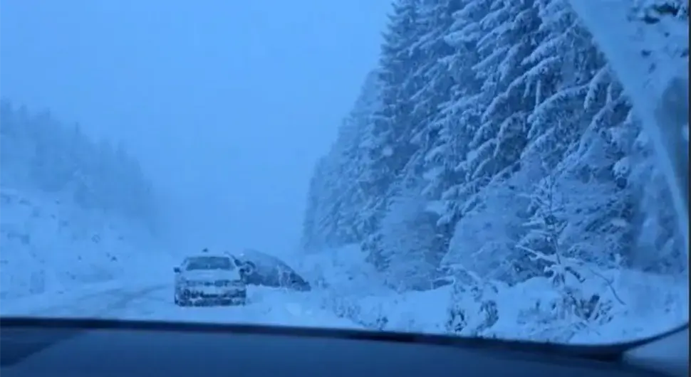 Камион склизнуо са цесте, аутомобил у каналу