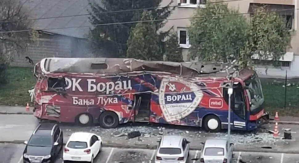 Фото монтажа девастираног аутобуса Борца