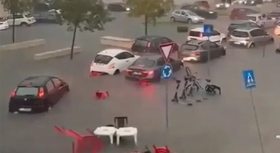 Драматични снимци: Италијанска туристичка дестинација под водом