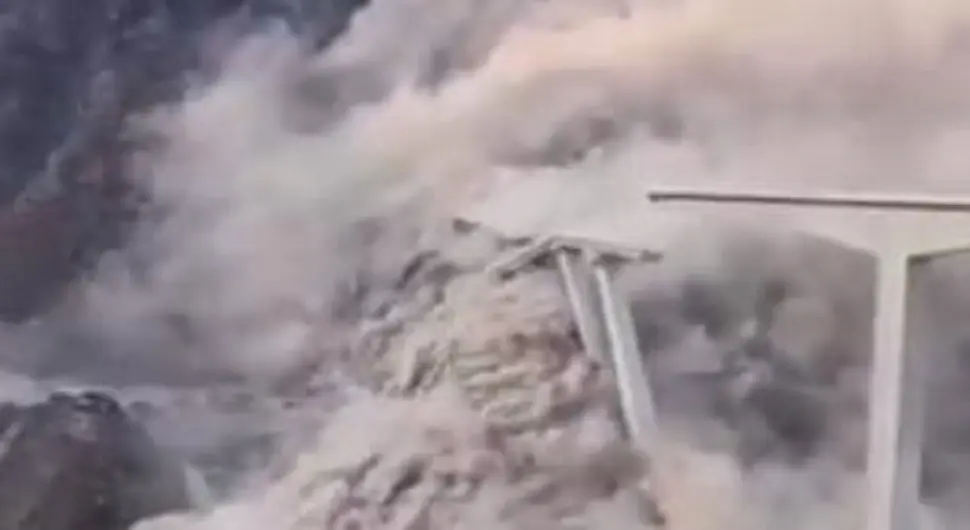 Застрашујући снимак: Дјелимично се урушио мост у Кини, усљед велике количине падавина