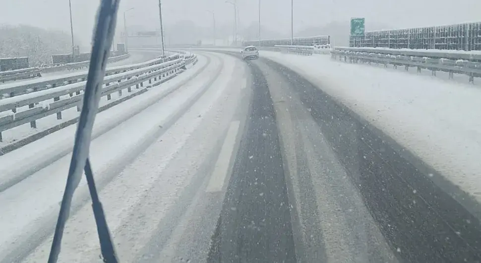 Вози се једном траком: Отежан саобраћај на ауто-путу "9. јануар"