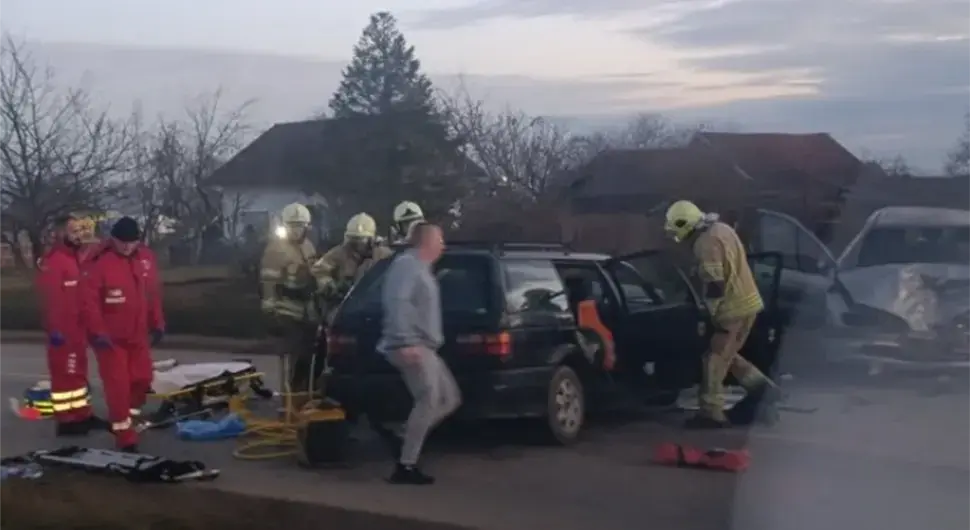 Саобраћајка у Приједору, на терену полиција и ватрогасци