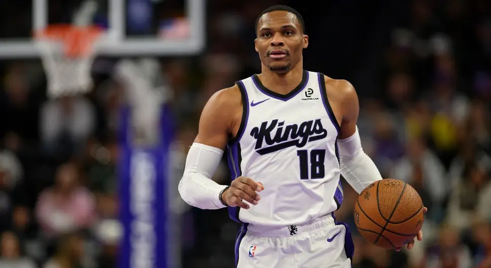 Кошаркаш Сакраменто Кингса Расел Вестбрук води лопту